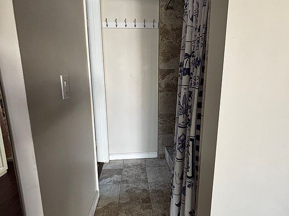 4th image of 374 Cerro St