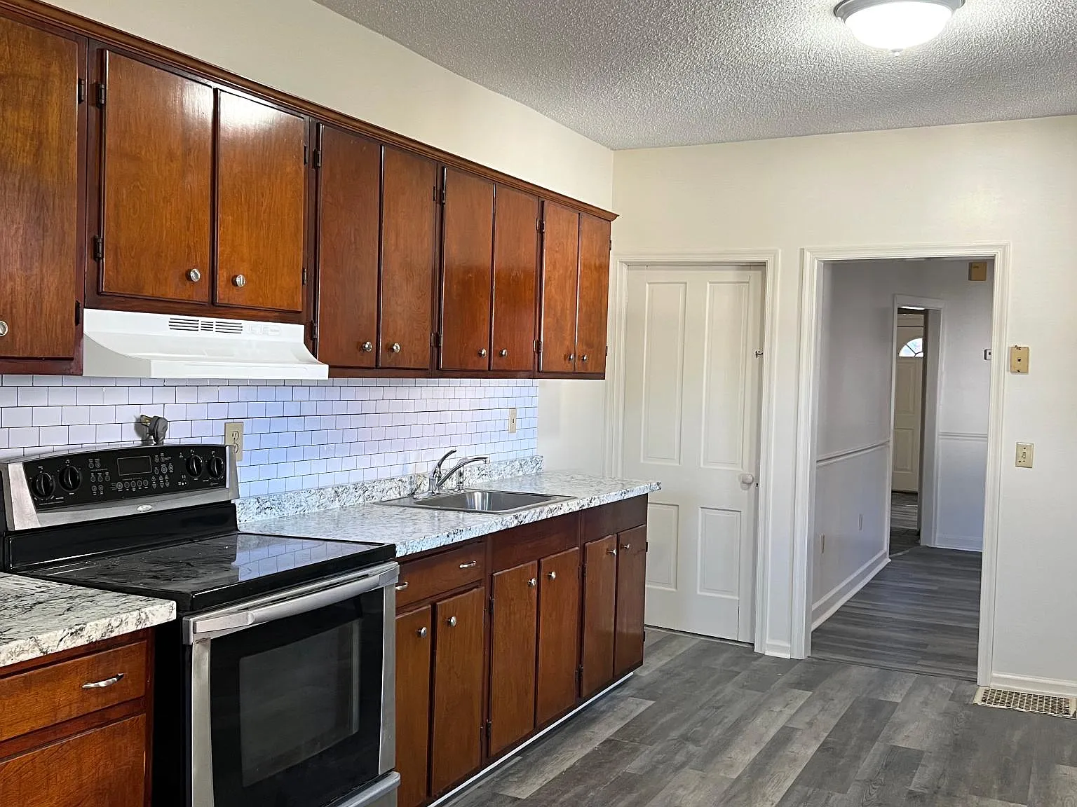 3 bed, 1.5 bath, 1200 sqft, $1,500 — Photo 3