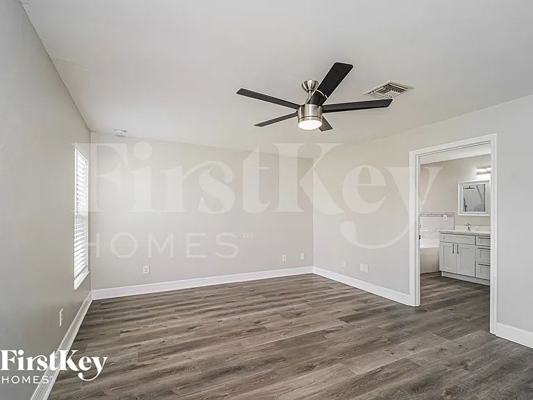 629 NE Juanita Ct — Photo 10