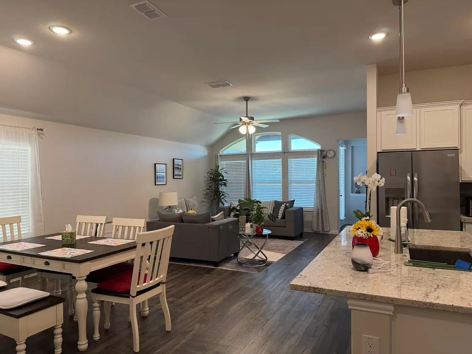5 bed, 2170 sqft, $3,200 — Photo 3