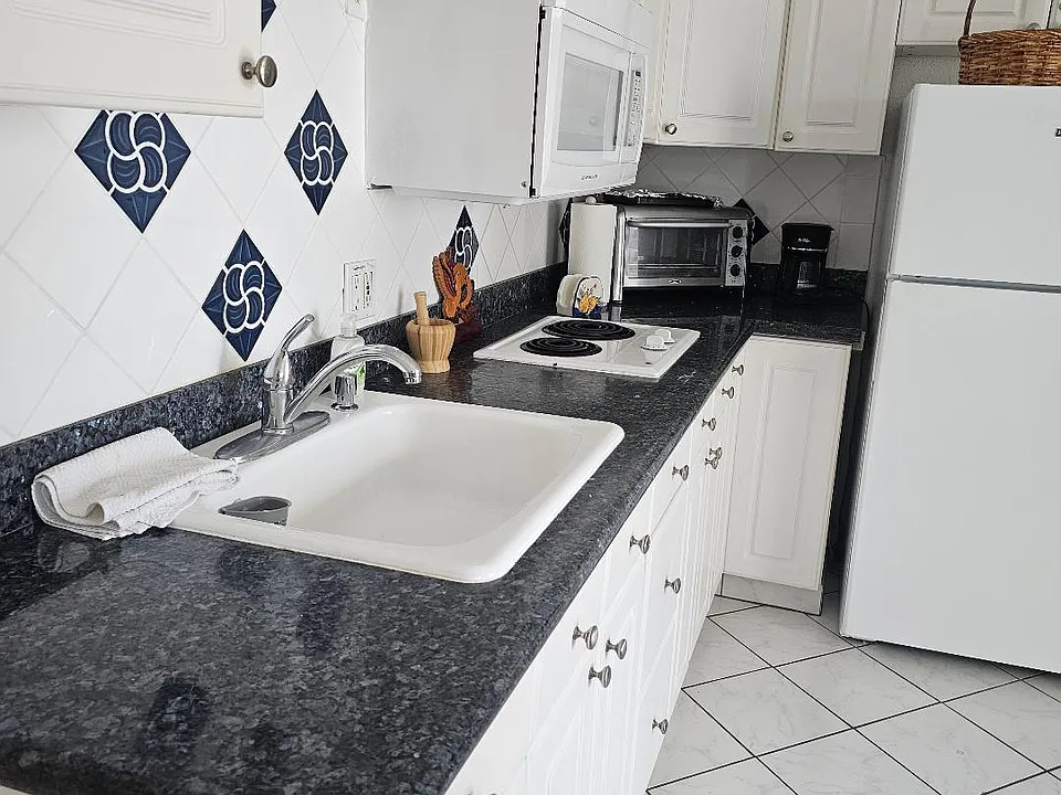 2440 Kuhio Ave #803