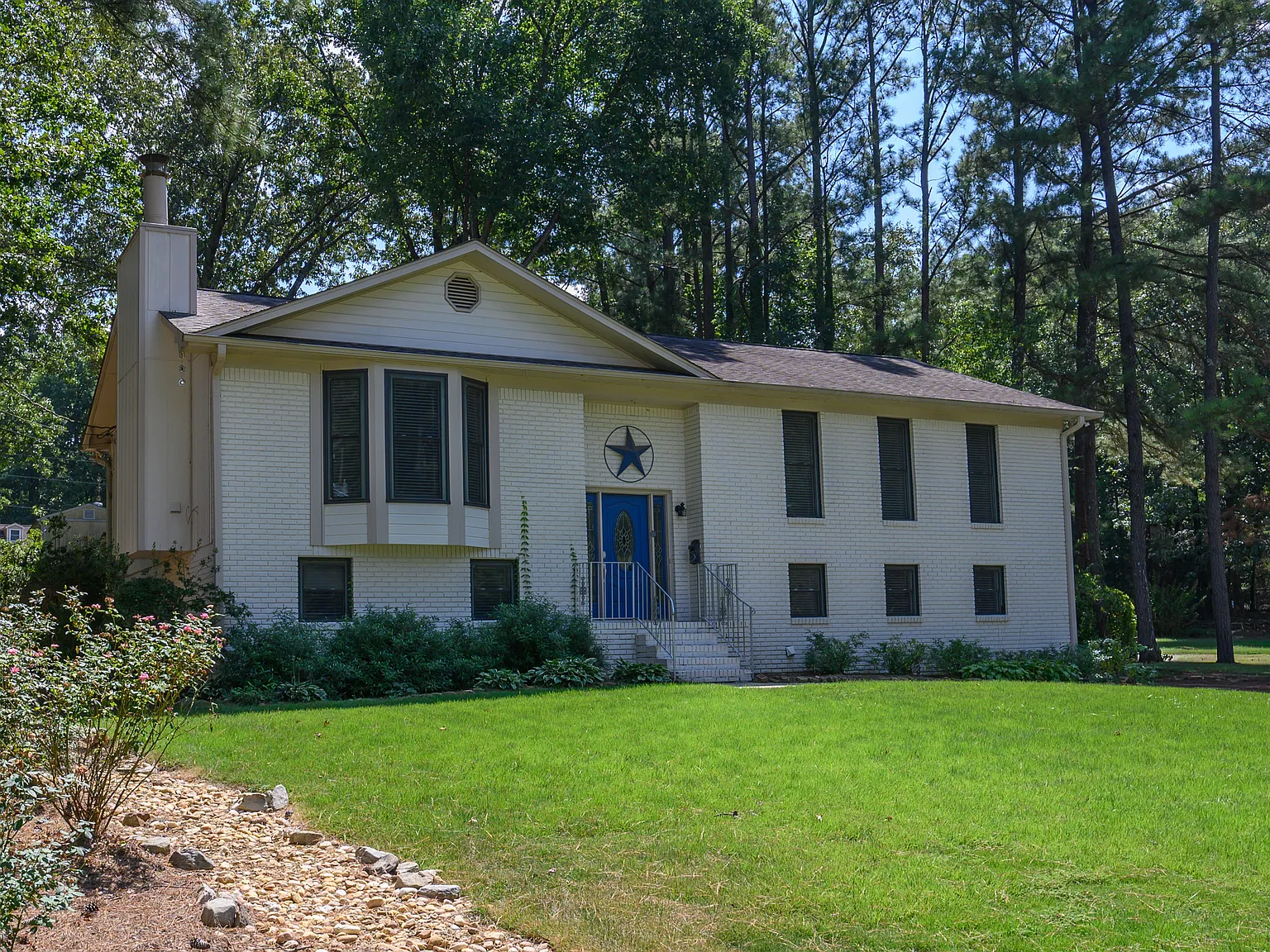 4 bed, 1978 sqft, $2,500 — Photo 2