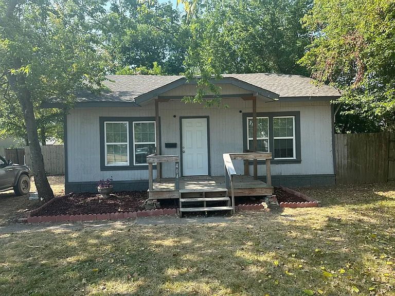404 E Oak St — Photo 1