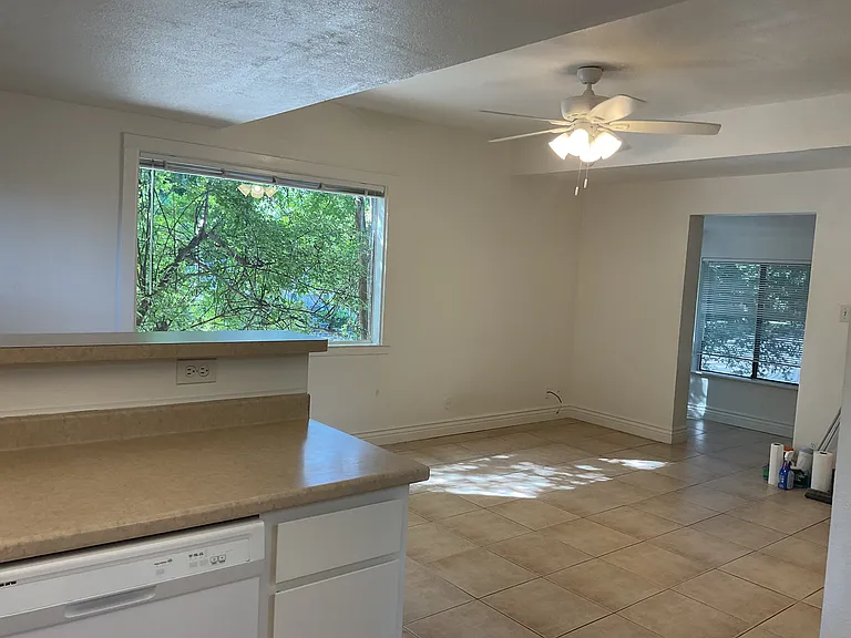 660 Vallombrosa Ave #B — Photo 3