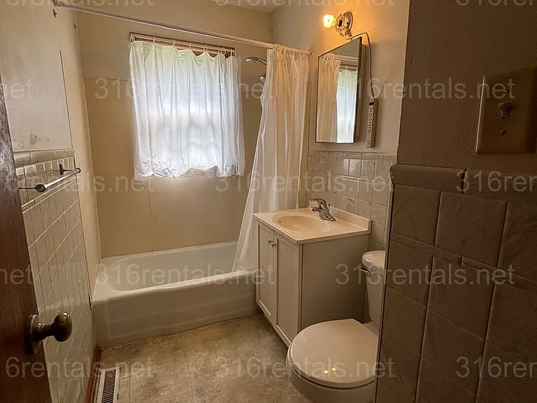 1704 N Lawndale — Photo 3
