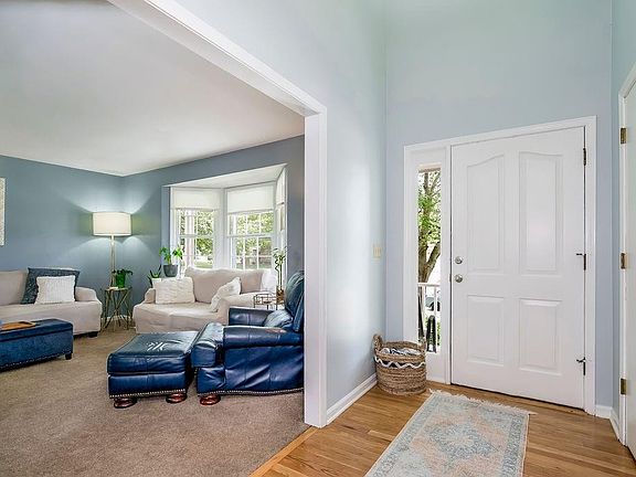3rd image of 612 NE Victoria Dr