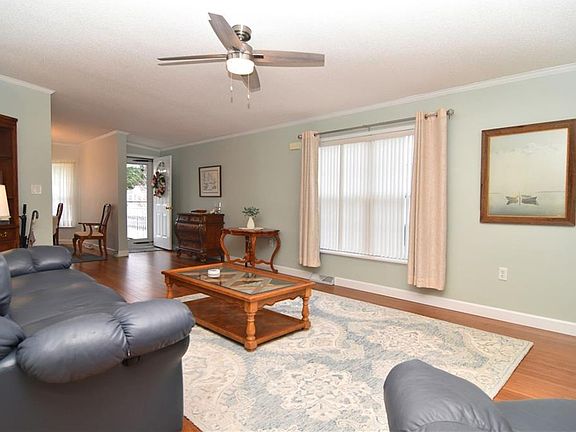 3rd image of 25 Pitch Pine Pl