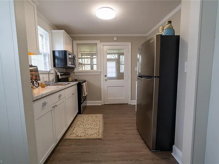 1005 McCormick St — Photo 6