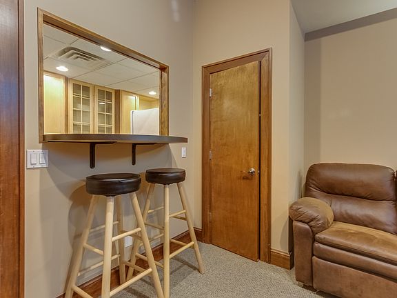4th image of 17 W 10th St Suite 50