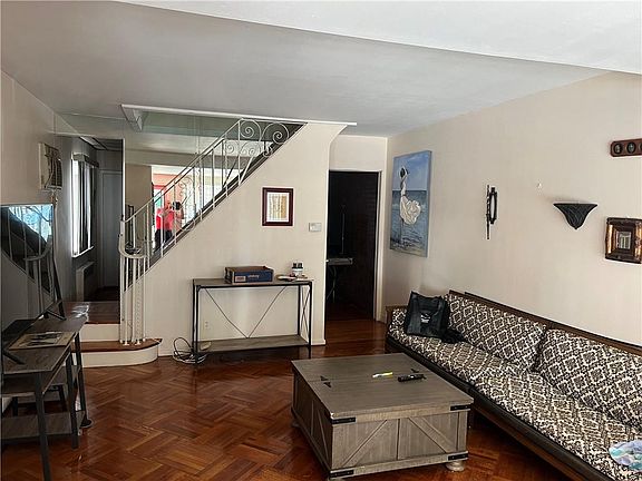4th image of 2053 E 71st St