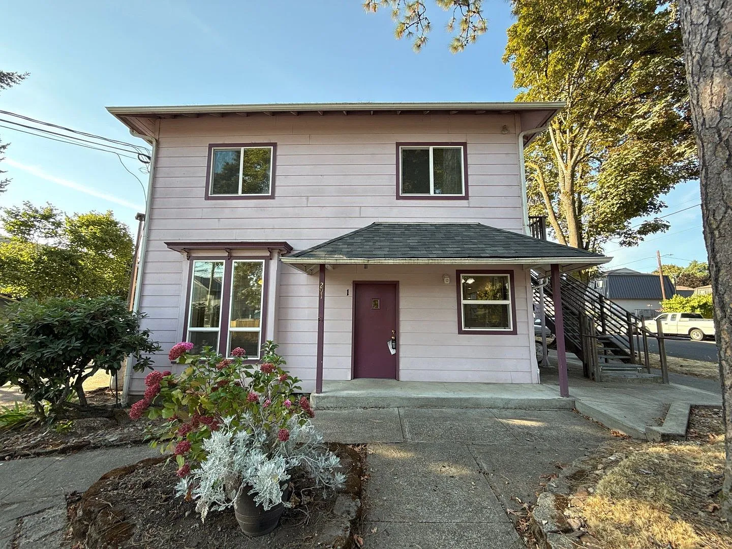 291 Clay St W — Photo 2