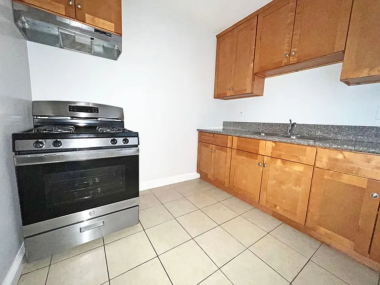 2021 Pine Ave — Photo 3