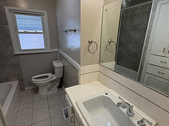 4th image of 224 Pine Ave