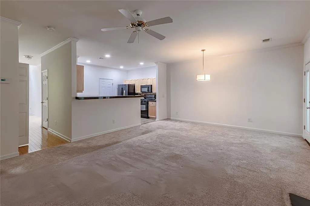 3 bed, 2.5 bath, 1696 sqft, $2,100 — Photo 3