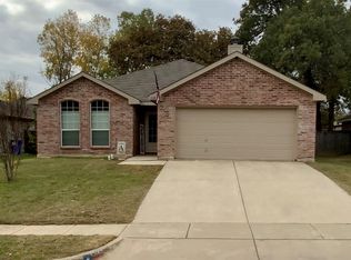 528 Harbor Crest Rd, Azle, TX 76020