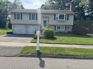 352 Knob Hill Dr, Hamden, CT 06518