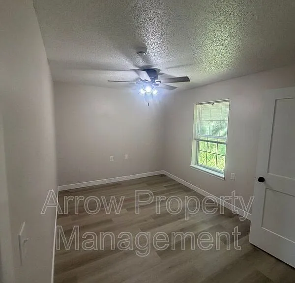 1015 W 14th St #8 — Photo 20