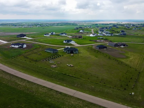 6605 Shoal Dr, Bismarck, ND 58503