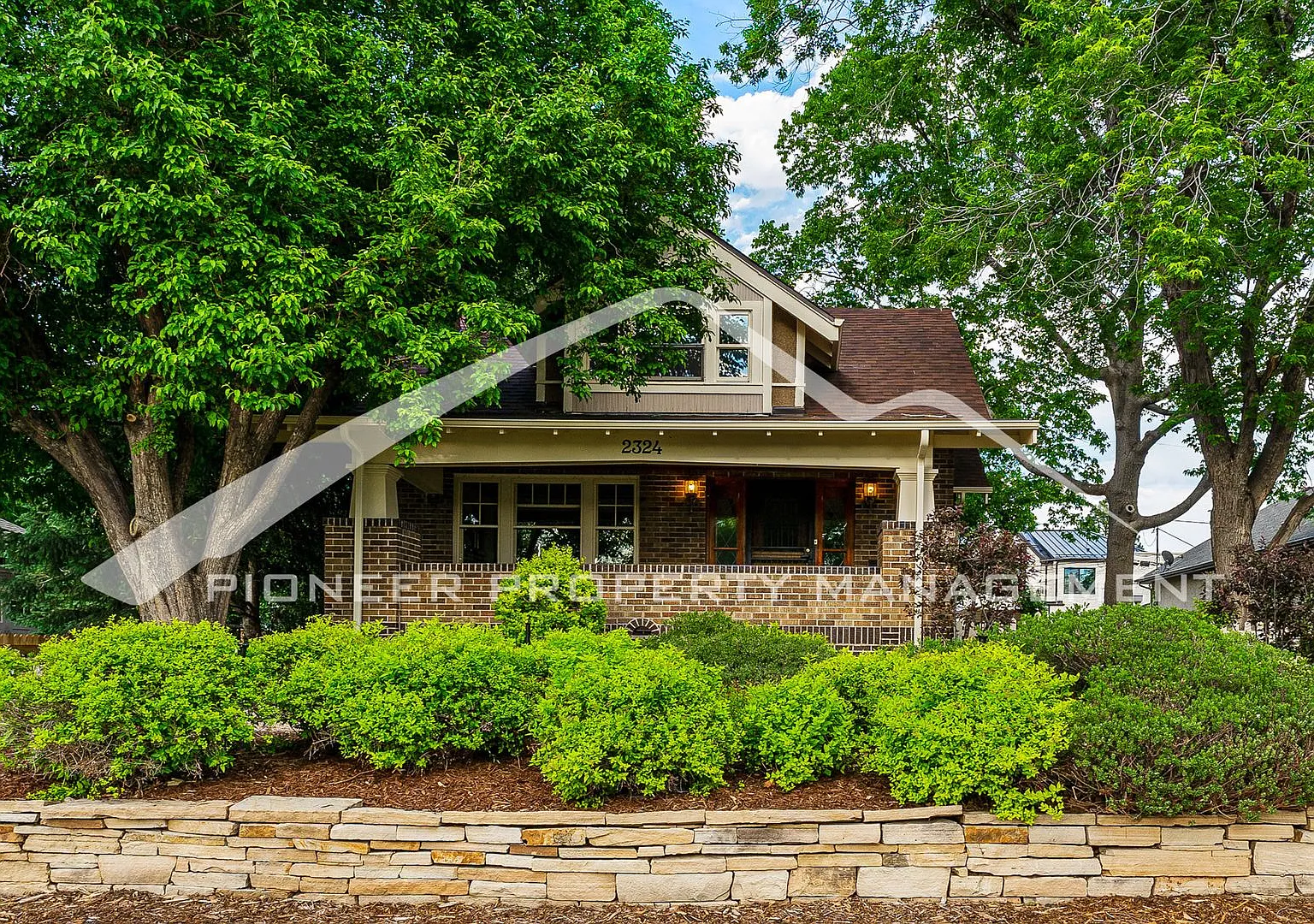 Beautiful Home with Swamp Cooler and Parking — Photo 1
