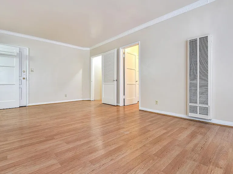 684 S Mariposa Ave — Photo 4