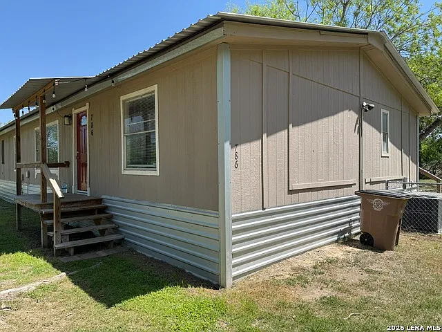 1 bed, 1.0 bath, 758 sqft, $995 — Photo 2