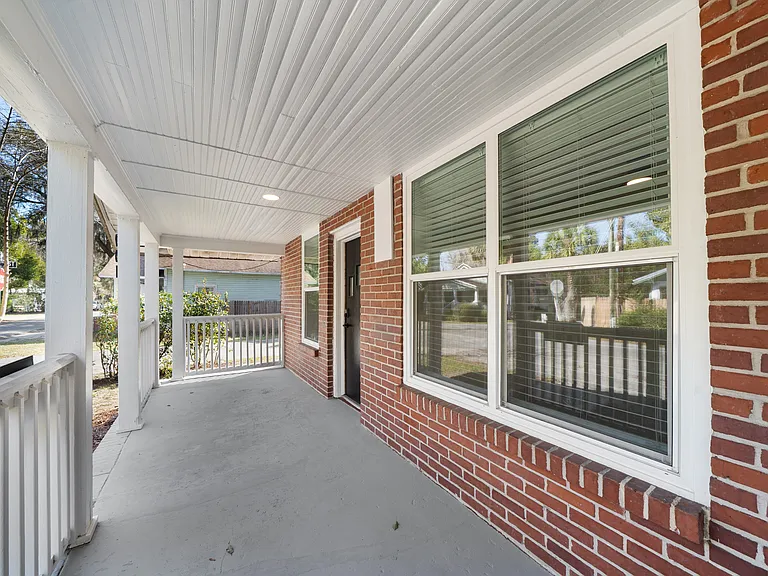 901 NW 4th Pl — Photo 3