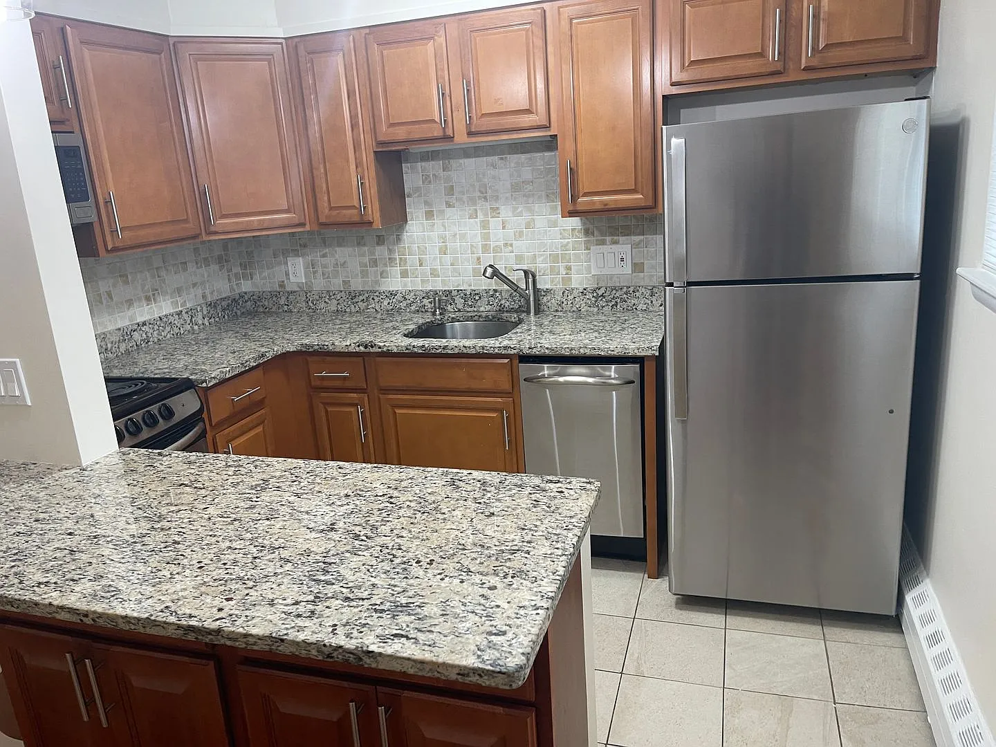 2 Free Months Coolidge Corner Renovated Spacious And Very Sunny Top Floor 2 Bed, Ht And Hw Inc Ju... — Photo 2