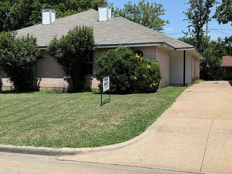 2407 Summer Place Dr — Photo 1