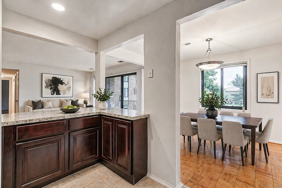 Open kitchen with breakfast bar - Caton House