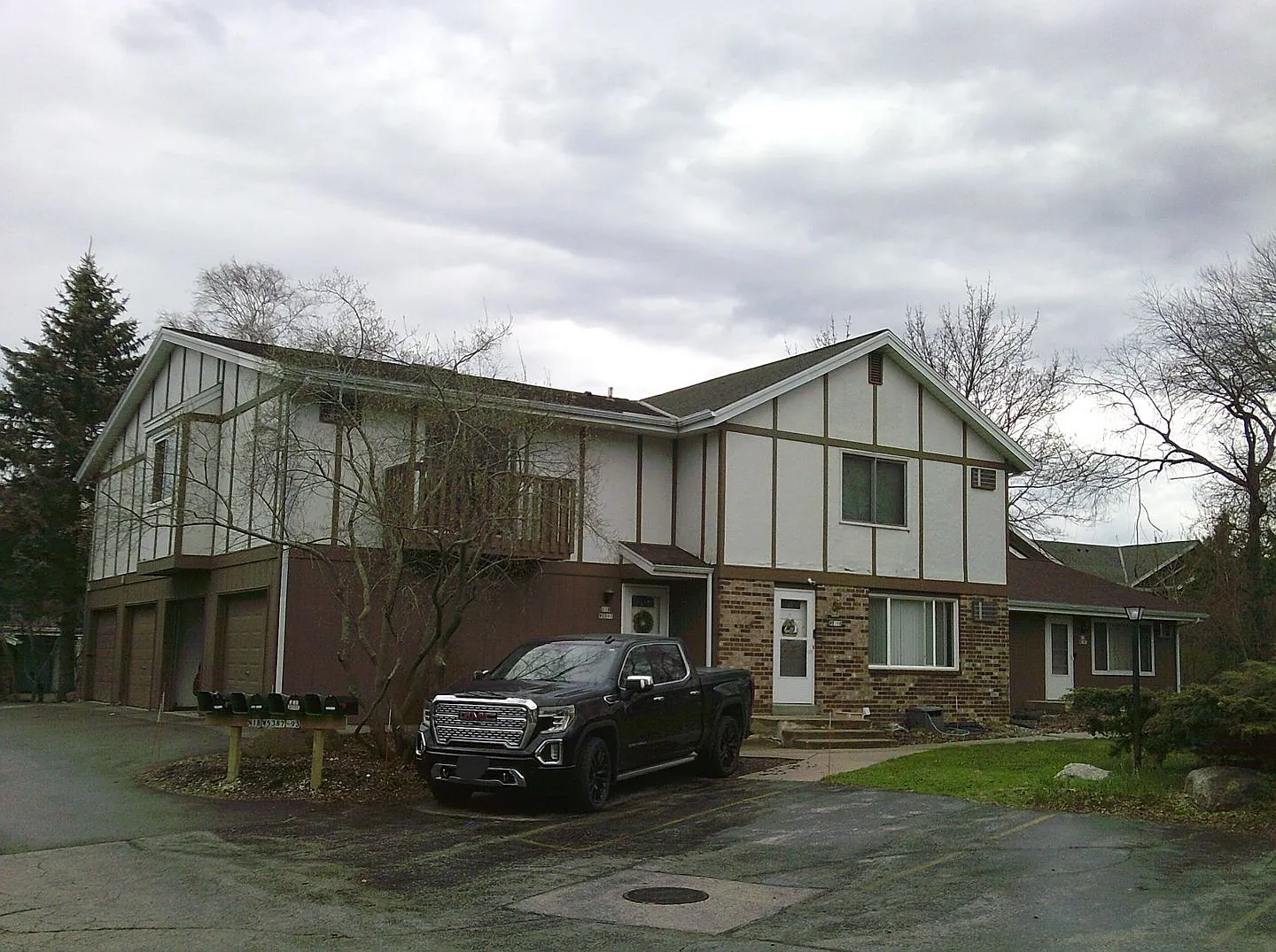 2 Bedroom, 1.5 Bath Townhouse in Cedarburg Attached Garage & Private Entrance — Photo 1