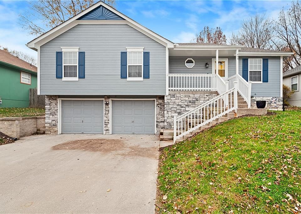 1st image of 404 NE Fox Trail Dr