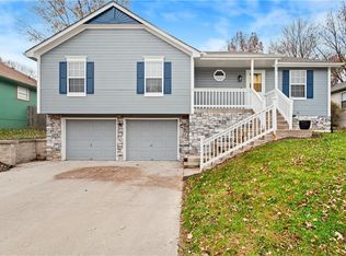 404 NE Fox Trail Dr, Blue Springs, MO 64014