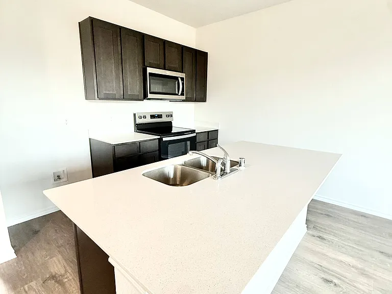 320 Cedar Ct — Photo 2