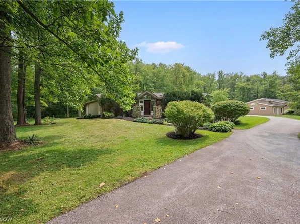 8995 Knotty Pine Ln, Chardon, OH 44024