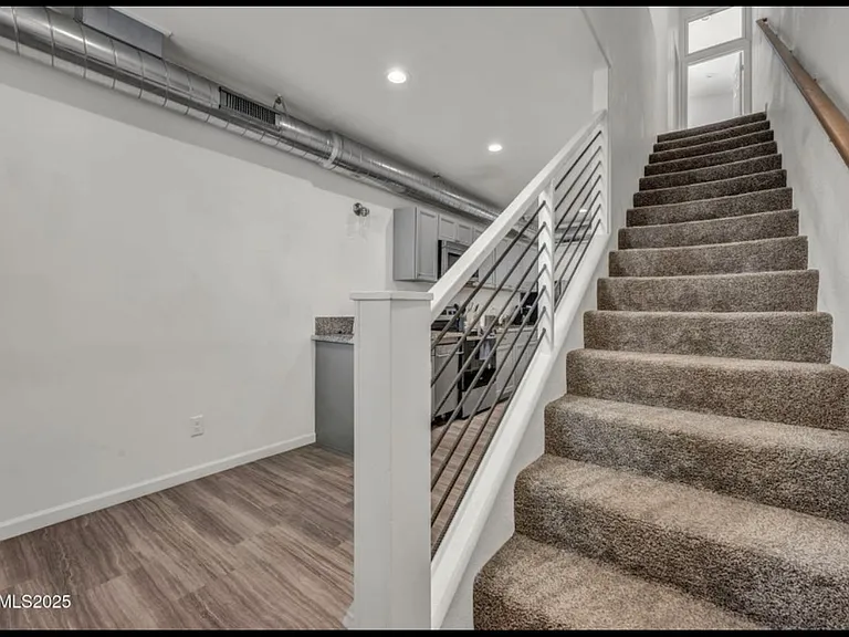 442 E 7th St #2 — Photo 9