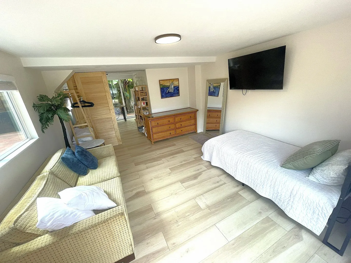 Unique setup in Maui Meadows - Mostly Furnished 2 Bed/2 Bath Prime Location w/Ocean Views — Photo 4