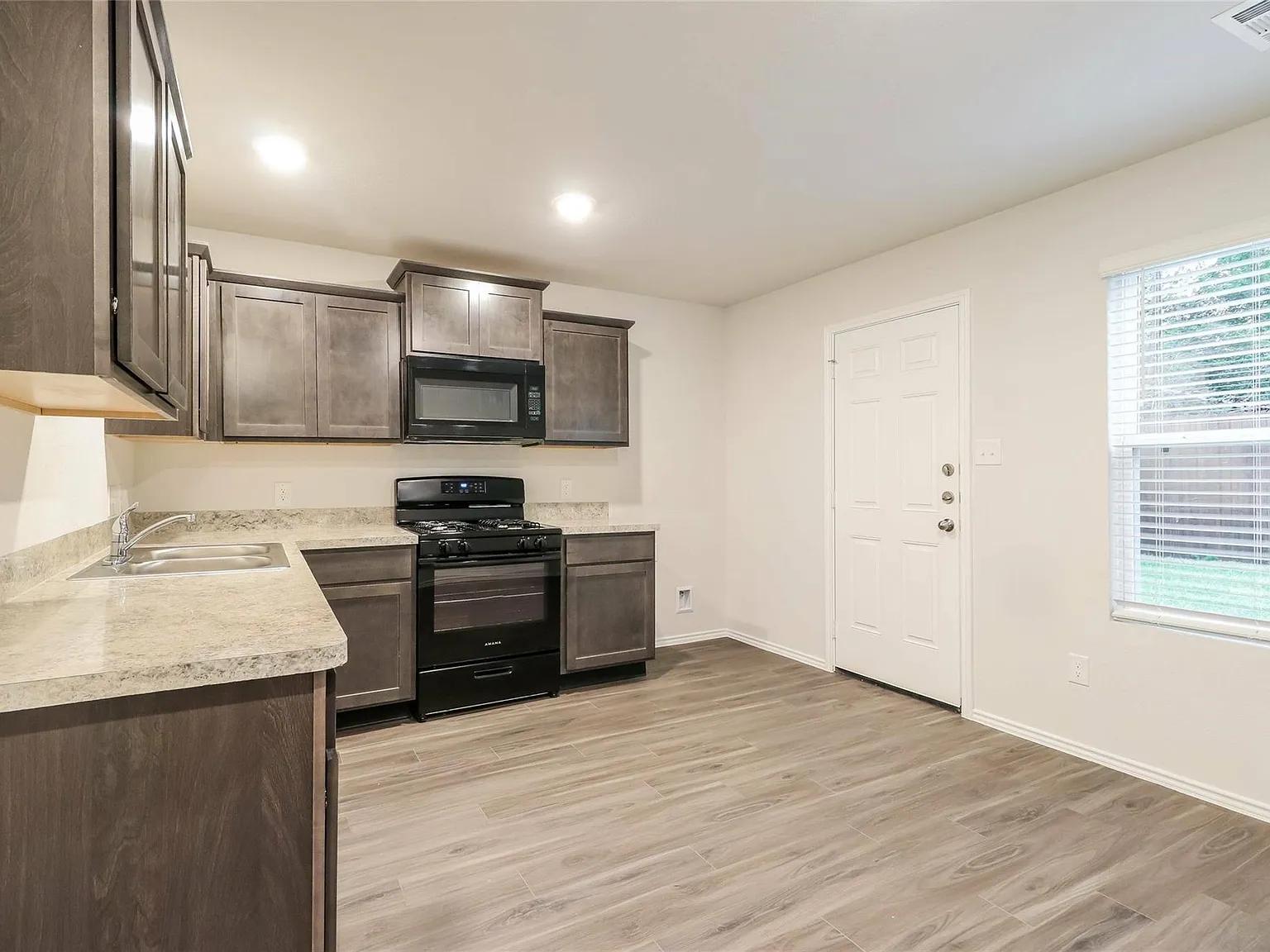4 bed, 2.5 bath, 1687 sqft, $1,850 — Photo 4