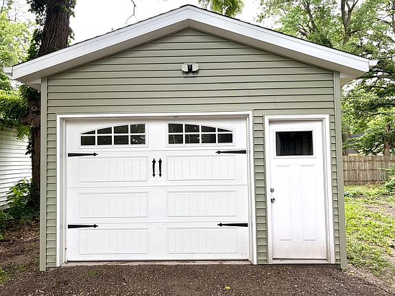 3rd image of 809 Douglas St