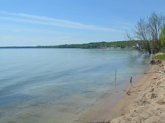 3rd image of 10462 N Shore Dr