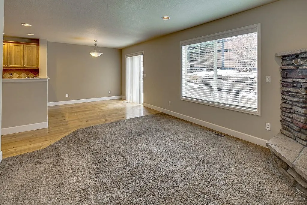 Beautiful 3 Bed/2.5 Bath Two-Story Duplex in NW Bend - Schaeffer Drive — Photo 4