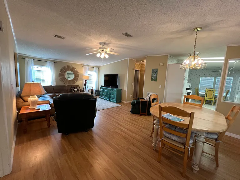 33 Pelican Dr E — Photo 2