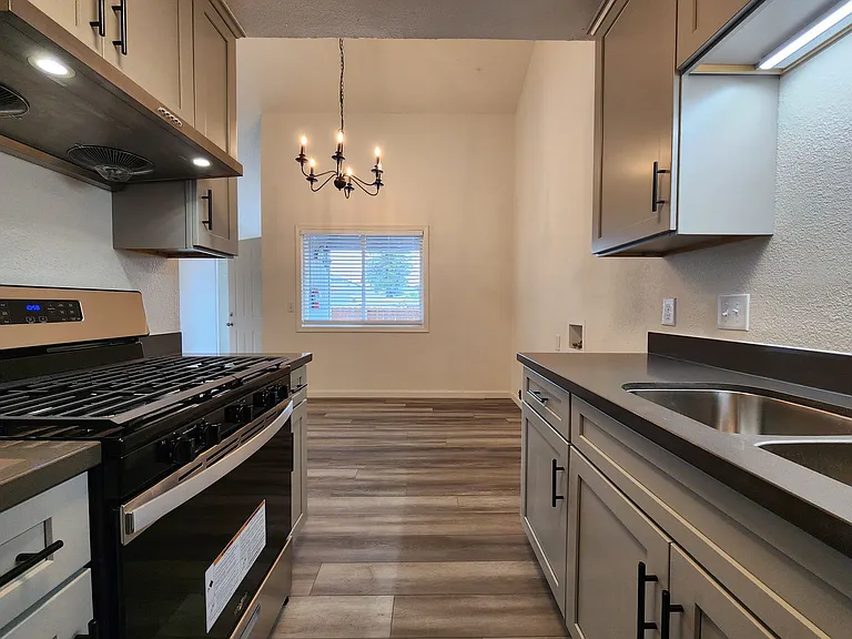 2557 Kenton Ct — Photo 3