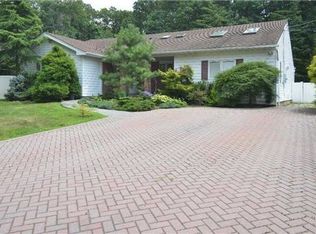 3 Kingswood Dr, Old Bethpage, NY 11804