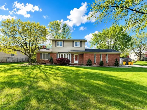 9739 Waterway Dr, Grosse Ile, MI 48138