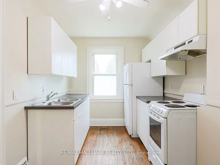 2159 Gerrard St E #UPPER — Photo 2