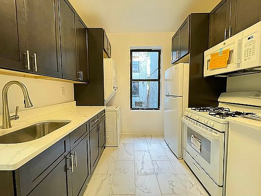 1st image of 15 Hawthorne St APT 1B