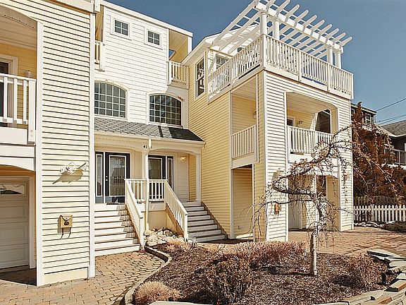 3rd image of 415 Coral St
