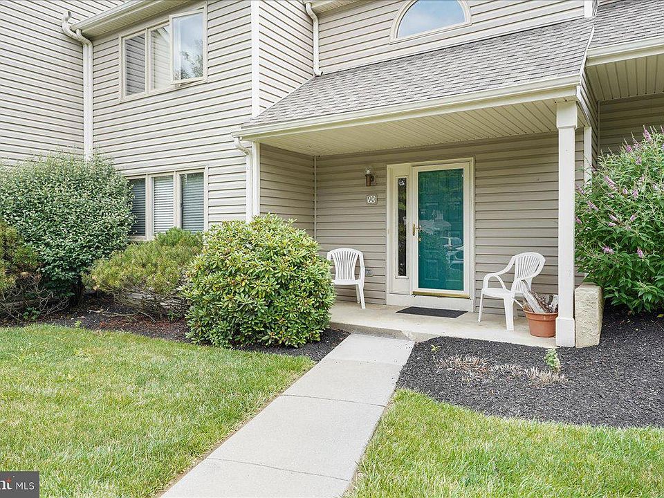 1st image of 90 Winterberry Dr