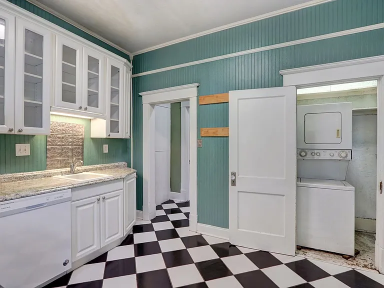 631 West 37th St — Photo 20