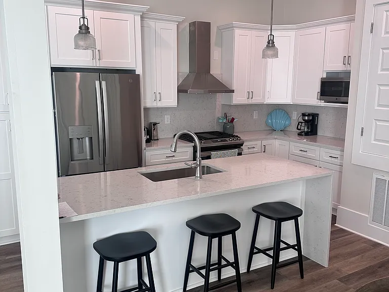 546 Howard Ave — Photo 3